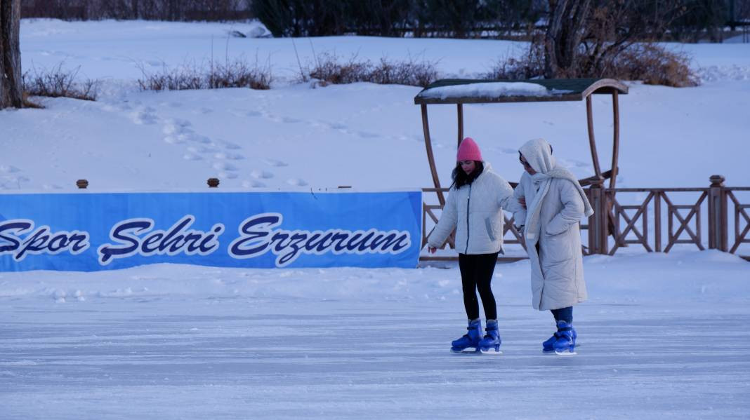Erzurum'da buz tutmuş havuzda paten keyfi - Resim: 5